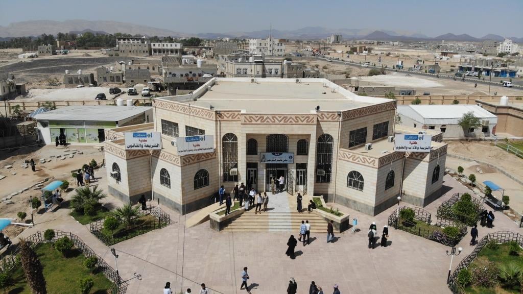 شاهد بالصورة جامعة يمنية تدرج في مناهجها قصصا