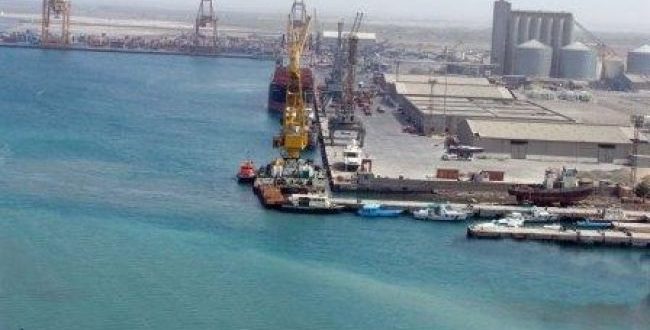 في حدث خطير غير مسبوق هذا ماقامت به زوارق تابعة لقوات تحالف العدوان قبالة السواحل اليمنية بالحديدة