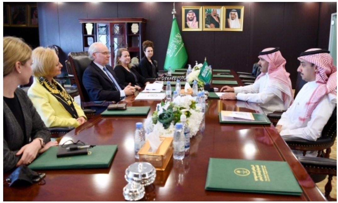 بعد تهديدات صنعاء صحيفة إماراتية تكشف عن تعديلات أميريكية بريطانية حول اتفاقية صنعاء والرياض وابرزها صرف المرتبات