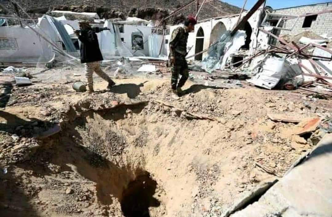 مصدر عسكري يكشف بالدليل الجهة التي استهدفت معسكرا لقوات هادي في أبين وناشطون يتداولون صور تكشف حجم الاضرار والخسائر التي تسبب بها الهجوم  ( صور )