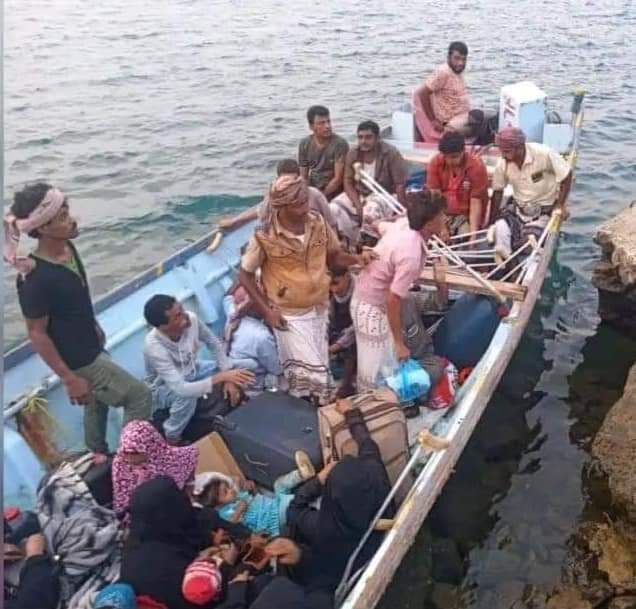 شاهد بالصور : السعودية تمنع جرحى الحرب من عبور أراضيها وتجبرهم السفر على قوارب صيد إلى سلطنة عمان