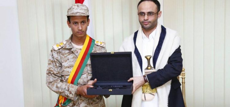 تعرف على البطل الذي منحه الرئيس المشاط اليوم وسام الشجاعه وماهو الموقف البطولي الذي قدمه لكي يستحق الوسام بجدارة 