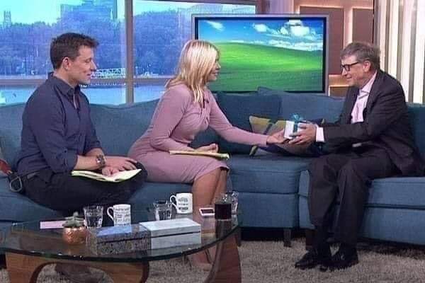 في مقابلة مع بيل جيتس أغنى رجل في العالم سألته المذيعة ...ماهو سر نجاحك ؟ شاهد الرد الذي بكاء المذيعه