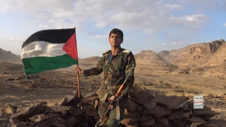 شاهد بالصور الجيش اليمني يقتحم مواقع إسرائيلية ويرفع العلم الفلسطيني فيها الى جوار شعار الصرخة