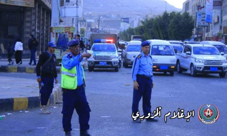 بالإسماء..إثنين من أفراد الضبط المروري بصنعاء خالفا تعميم شرطة المرور وقاما بالصعود على متن سيارات مخالفه وهكذا تم التعامل معهم