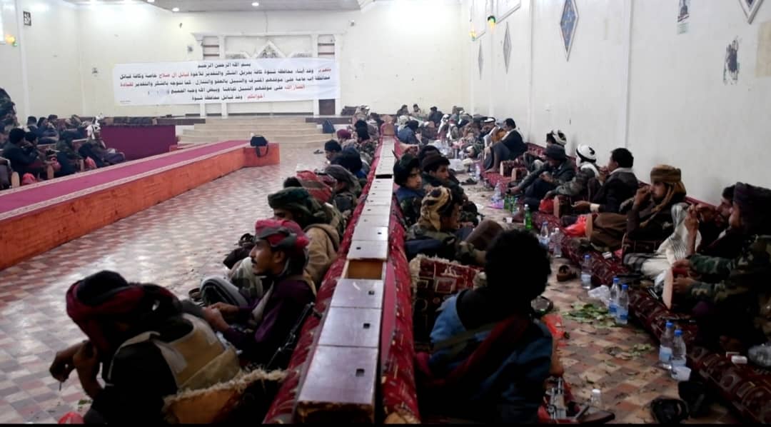 في لقاء موسع بحضور اللواء عوض العولقي مشائخ وأعيان وفد شبوة وقبيلة الطواسل يعبرون عن الشكرلسماحة السيد القائد وكافة مشايخ وأعيان ال صلاح و قبائل إب على موقفهم المشرف والعفو في قضية يريم