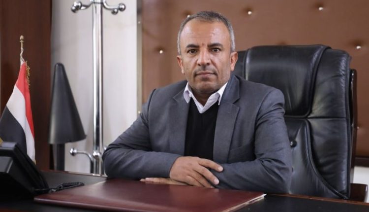 وزير الخدمة المدنية بصنعاء يكشف موعد صرف المرتبات والحوافز والمكافآت وإعادة البنك المركزي إلى صنعاء وتوزيع الثروة النفطية بين كافة أبناء اليمن