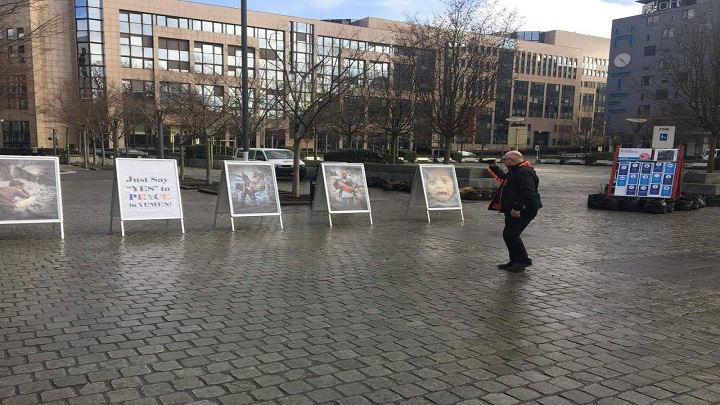 وقفه تضامنية في العاصمة البلجيكية بروكسل تعرض فيه صور لجرائم العدوان بحق اليمنيين