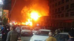 الدفاع المدني بالعاصمة صنعاء يتحرك ب14 عربه لأغماد الحريق الخطير في عماره كامله ويكشف من ورى ذالك ...صور