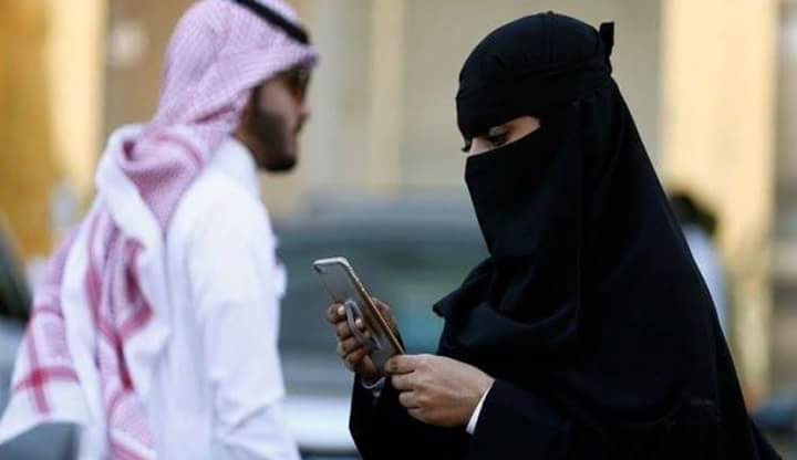 السعودية تفرض غرامة مالية ضخمة وعقوبة كبيرة على الأزواج الذين يتجسسون على هواتف زوجاتهم 