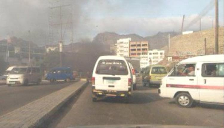 شاهد..شرارة الثورة تندلع في شوارع العاصمة والمحافظات المجاورة محتجون يخرجون الى الشوارع ويغلقون الشوارع ويحرقون الاطارات وقوات الأمن تتدخل لفض الإحتجاجات الغاضبة