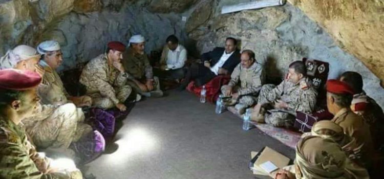 شاهد بالصورة زعيم الميلشيا يجتمع بقياداته في إحدى الكهوف