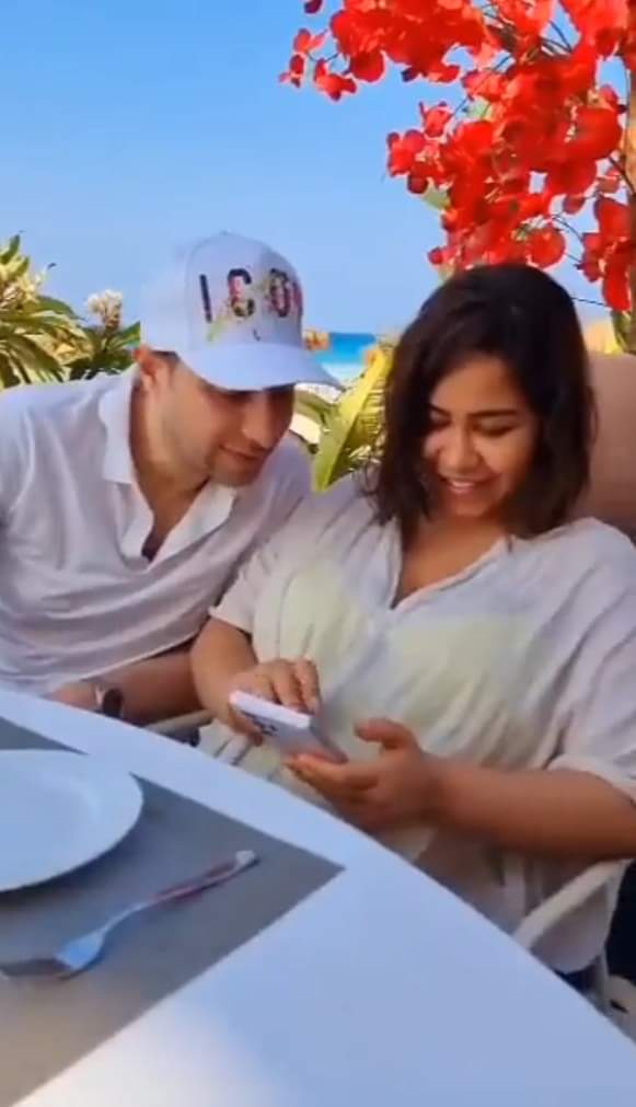 بعد شائعات محاولة انتحارها.. أول ظهور للفنانة المصرية شيرين عبدالوهاب منذ فترة طويلة رفقة زوجها حسام