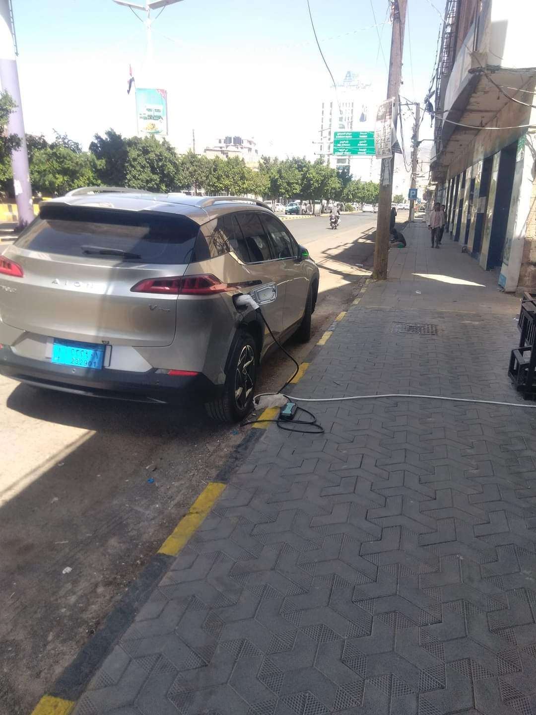 شاهد بالصور .. اول سيارة تتزود بوقود الكهرباء وسط صنعاء