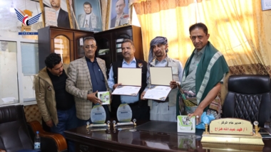 مركز عفار الجمركي التابع لحكومة صنعاء يكرم إثنين من موظفيه بعد إحباطهم لشاحنه فارغة كانت تخفي هذا المواد الخطيرة بداخل خزان مخفي
