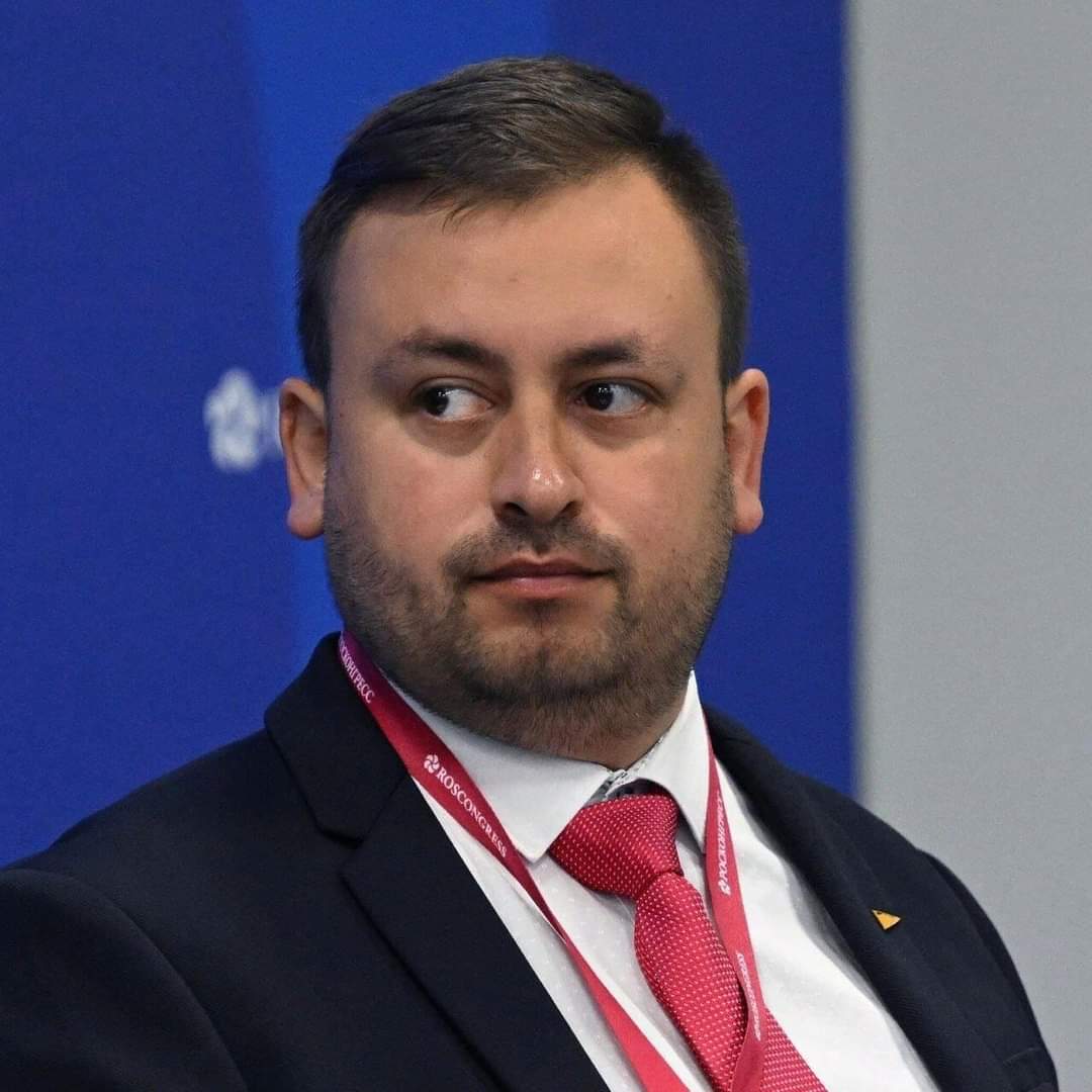 وكالات : السلطات الروسية تعتقل الصحفي الروسي - اليمني بتهمة الخيانة العظمى ..