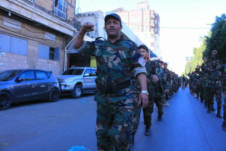 شاهد بالصور .. قوات عسكرية تجوب شوارع وأحياء العاصمة صنعاء خلال الساعات القليلة الماضية ومشائخ وعقال ووجهاء يتقدمون الصفوف وهتافات وشعارات تضج بتلك الاحياء وهذا ماحدث