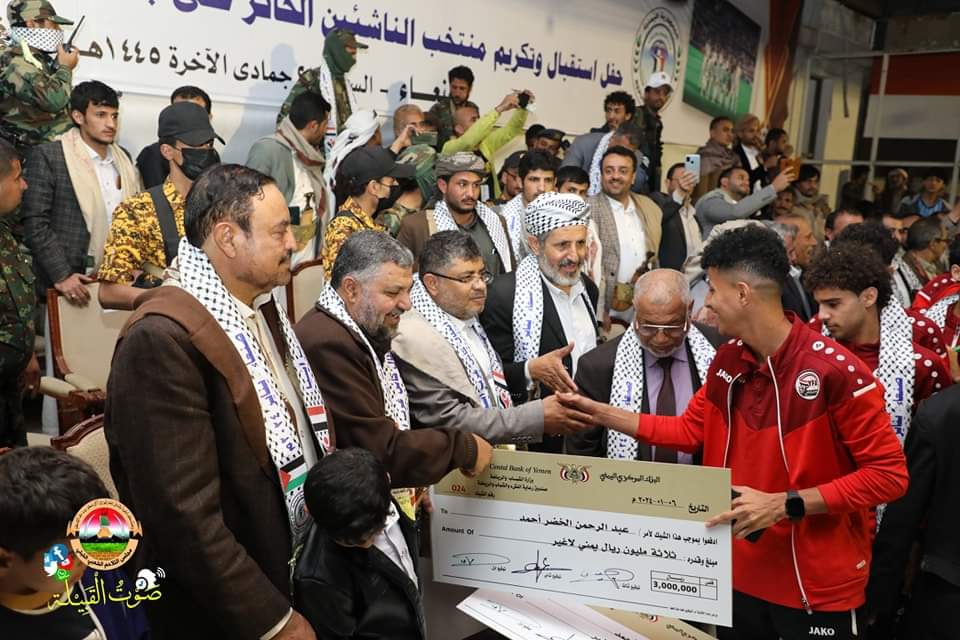 أثناء استقبال رسمي وشعبي : حكومة صنعاء تكرم لأعبين منتخبنا الوطني للناشئين وفريقه بمبلغ مالي 3000.000 لكل لأعب ومدرب .. صورة الشيك