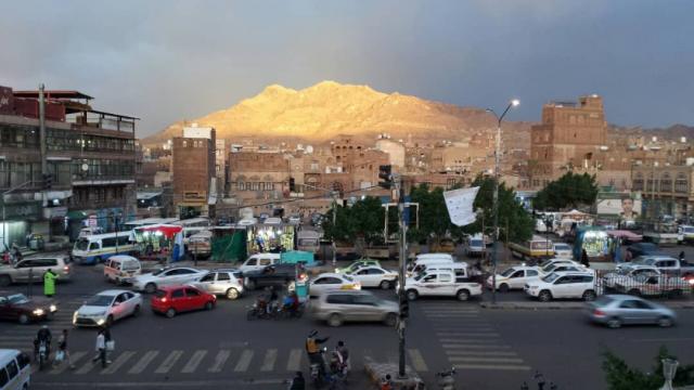 شاهد بالصورة ..مشهد خيالي ومفاجئ ظهر في سماء العاصمة صنعاء وعلى جبالها وأذهل جميع سكانها