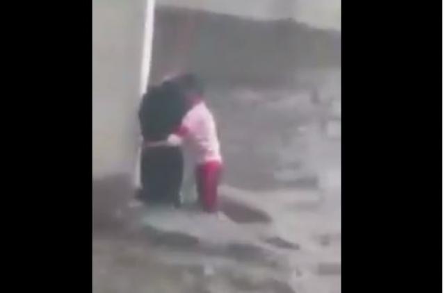 شاهد بالصور والفيديو .. إنقاذ رجل وإمرأة في صنعاء من موت محقق في اللحظات الأخيرة