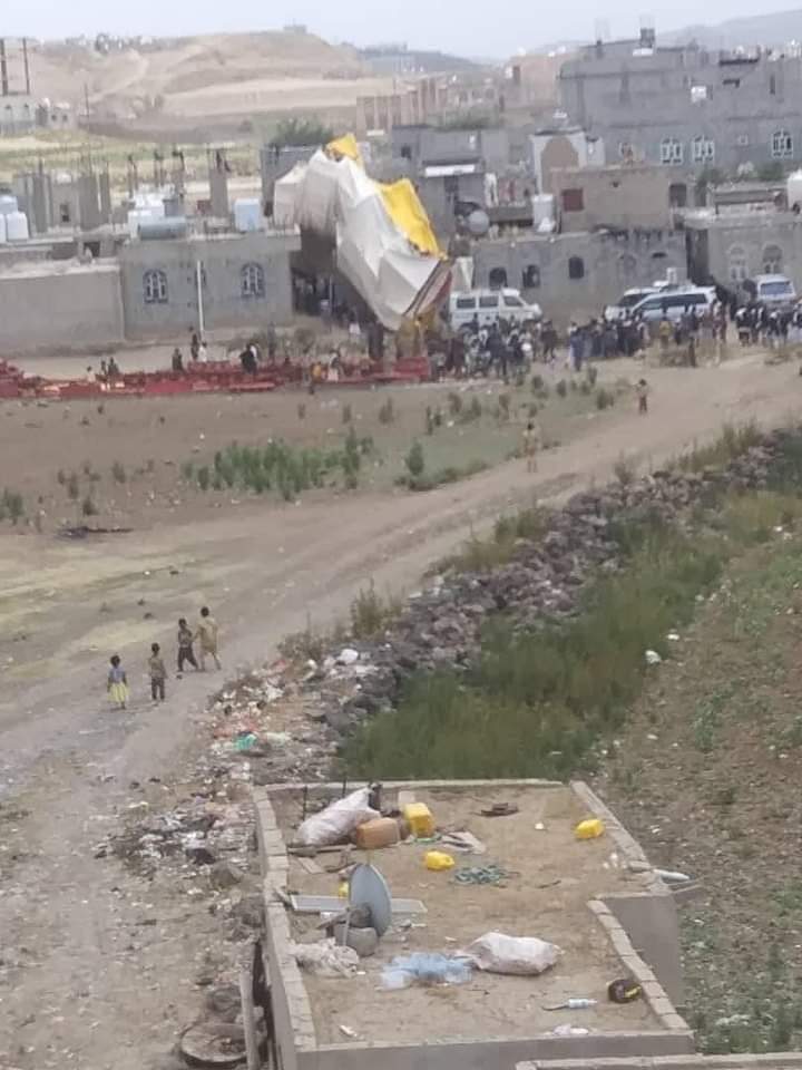 بالصور .. رياح شديدة في صنعاء تقتلع خيمة عرس في منطقة حزيز ..
