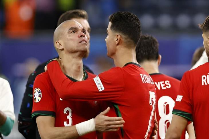 فديو + تفاصيل .. رونالدو يواسي بيبي بعد خروج البرتغال من الدور ربع النهائي
