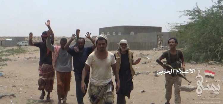 شاهد .. مصور الإعلام الحربي للجيش واللجان يأسر عدد من المرتزقة ويعطيهم الأمان بعد تسليم أنفسهم