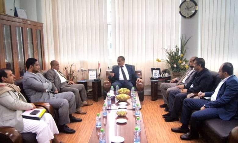 وزير النقل يؤكد أهمية فتح وجهات جديدة لرحلات تجارية جوية عبر مطار صنعاء ..