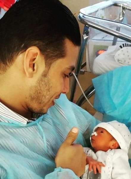 صورة لأب أردني وطفله تبكي الآلاف.. احتضنه يوم ولادته وقبل وفاته