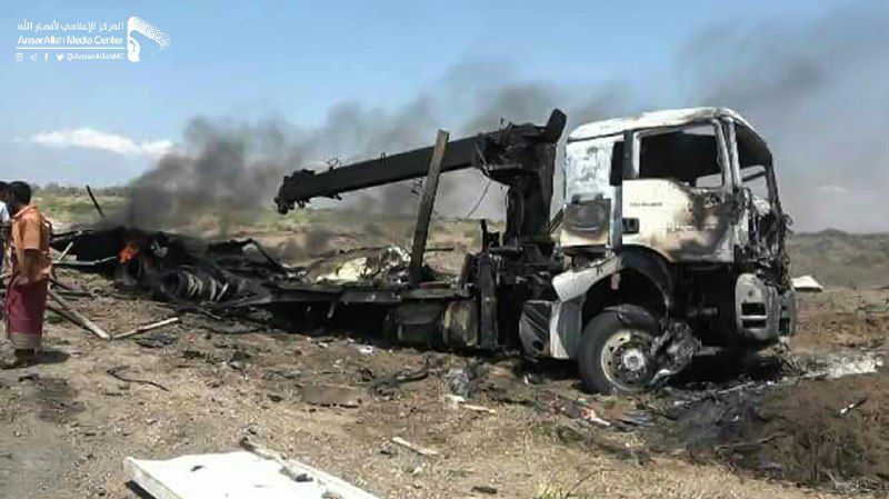 بالصور : طيران العدوان يدمر شاحنة بميناء رأس عيسى بالحديدة