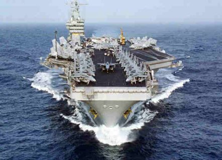 اكبر حاملة طائرات أمريكية تمتلك مفاعلين نوويين على متنها 3500 من أفراد الطاقم و2500 من أفراد سلاح الجو وتصل هذه الجزيرة