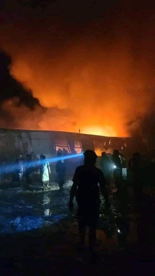 اندلاع حريق هائل يضي محافظة شبوة  ... صور