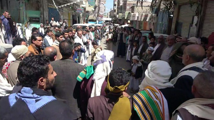 بسبب إقتحام بيت مواطن حشد جماهيري غير مسبوق وإعلان النفير العام ودعوه عاجلة لكافة احرار ابناء الشعب اليمني