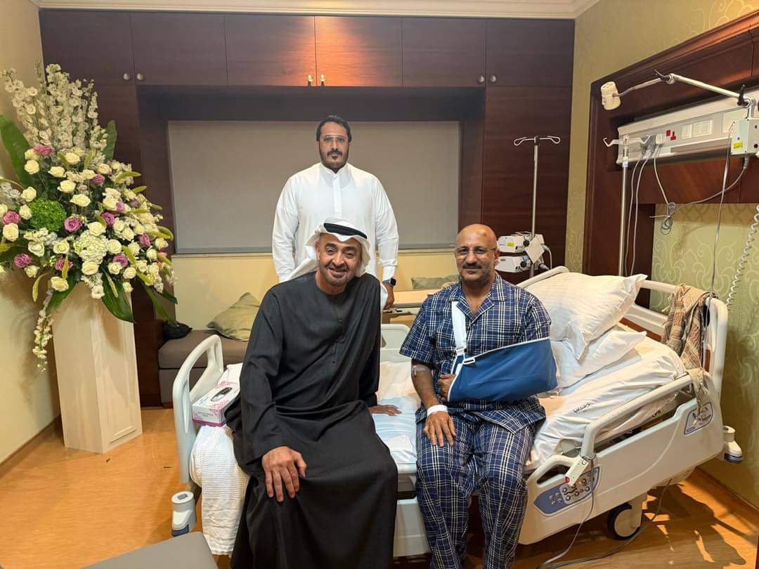 طارق عفاش يظهر مع محمد بن زايد بعد الحادث المروري في مستشفى بالإمارات .. صور