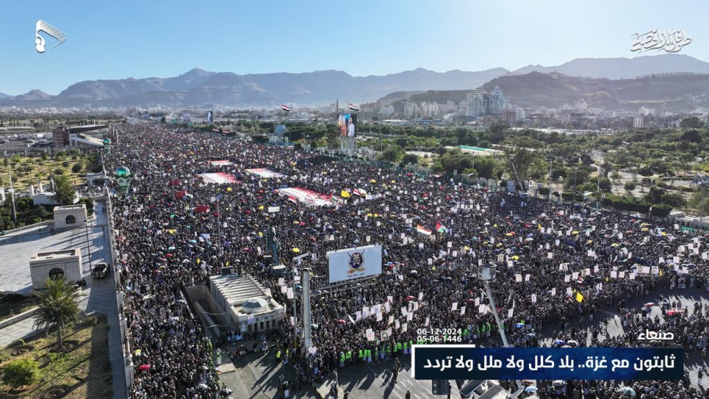 شاهد بالصور .. قبل قليل الطيران يحلق في سماء العاصمة صنعاء ويستهدف الحشود الجماهيرية العارمة التي خرجت إلى ميدان السبعين تضامنا