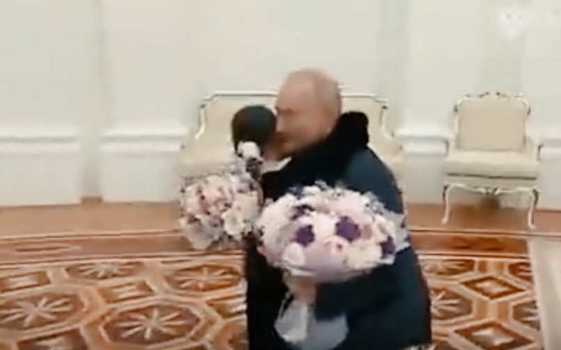 شاهد كيف استقبل الرئيس الروسي طفلة مسلمة من داغستان وكيف تعامل مع نسخة من القران الكريم