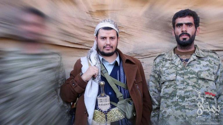 صورة كانت ممنوعه من النشر للسيد عبدالملك الحوثي وبجانبه قائد عسكري بارز في الجيش واللجان تعرف عليه
