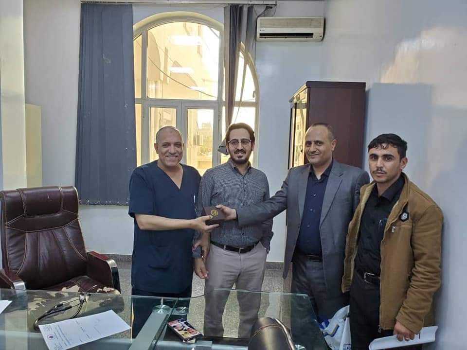 يمن ثبات تكرم مدير مركز القلب مع عدداً من الأطباء