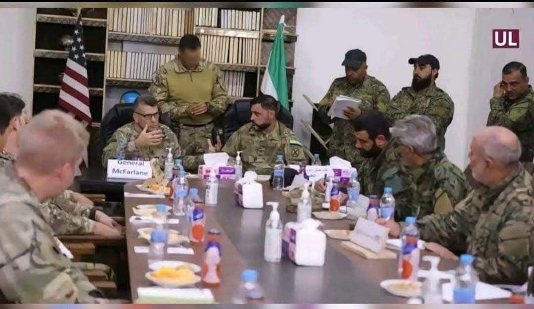 شاهد بالصورة علم هذه الدولة وجنرال عسكري يترأس إجتماع بأبرز قادة التنظيمات الارهابية التي تهاجم سوريا وهذه الدوله هي من تقود وتدعم تلك المجاميع المسلحة ولهذا الهدف.