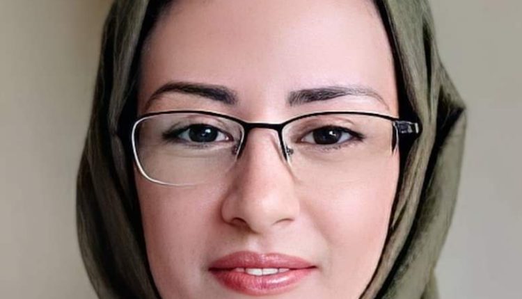 سفير بحكومة تحالف العدوان يمارس إبتزاز صحفيه وإبنتها تعرف عليها بالصورة