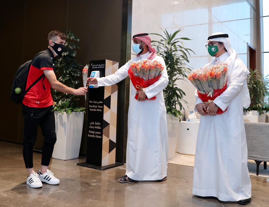 بالصور.. السعودية تستقبل إيران بالزهور والحلويات في الرياض والأخيرة تبدي قلقها من الوضع الأمني الذي تشهده الأولى خاصة الهجمات الصاروخية