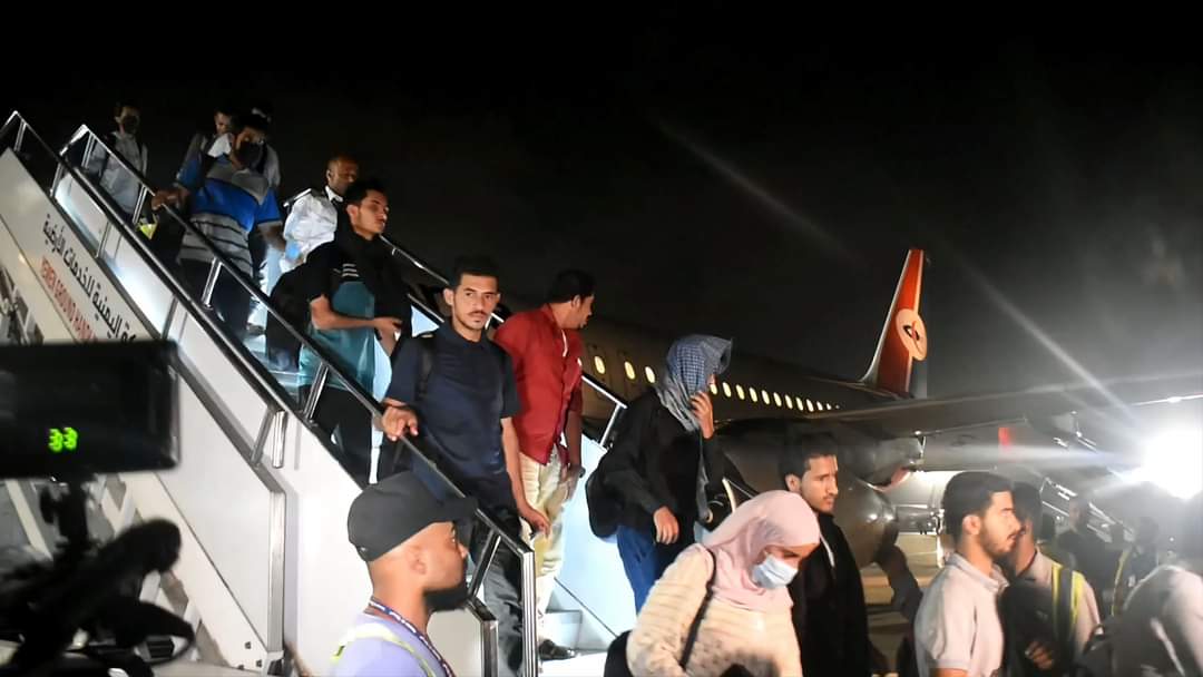 بالصور .. وصول الدفعة الأولى من المواطنين اليمنيين العالقين في السودان ...