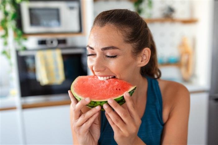ماذا يحدث للقلب والمعدة في حالة تناولك لفاكهة البطيخ