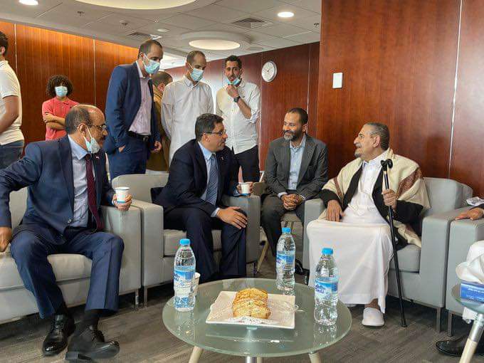 بالصور .. وزير الخارجية في حكومة العليمي يلتقي بالشيخ صادق الاحمر وشقيقه ...