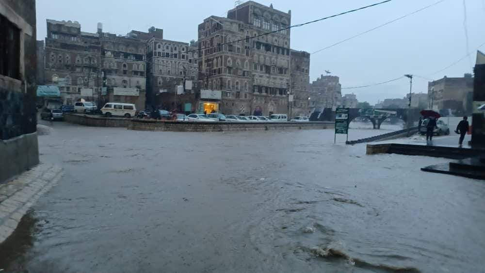 بالفديو .. سيول جارفة تفوق قدرة سائلة صنعاء الاستعابية وتشق طريقها مع الشوارع وتشل حركة السير