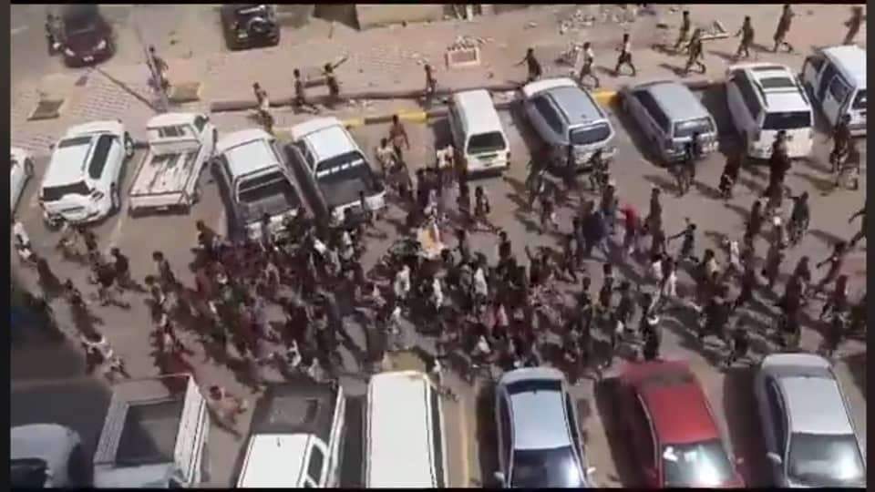 المهاجربن الأفارقة يرعمصون الشيخ عثمان ... صور + تفاصيل