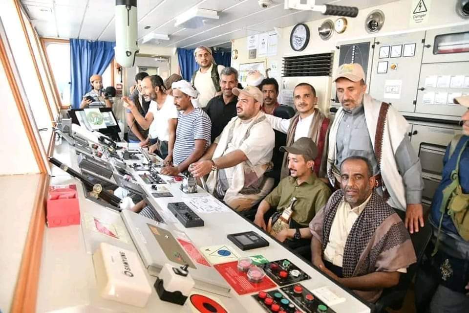 بالصور .. خبر سار جدا يقوده  قيادي بارز في انصار الله من على سفينه اماراتية بالبحر ..