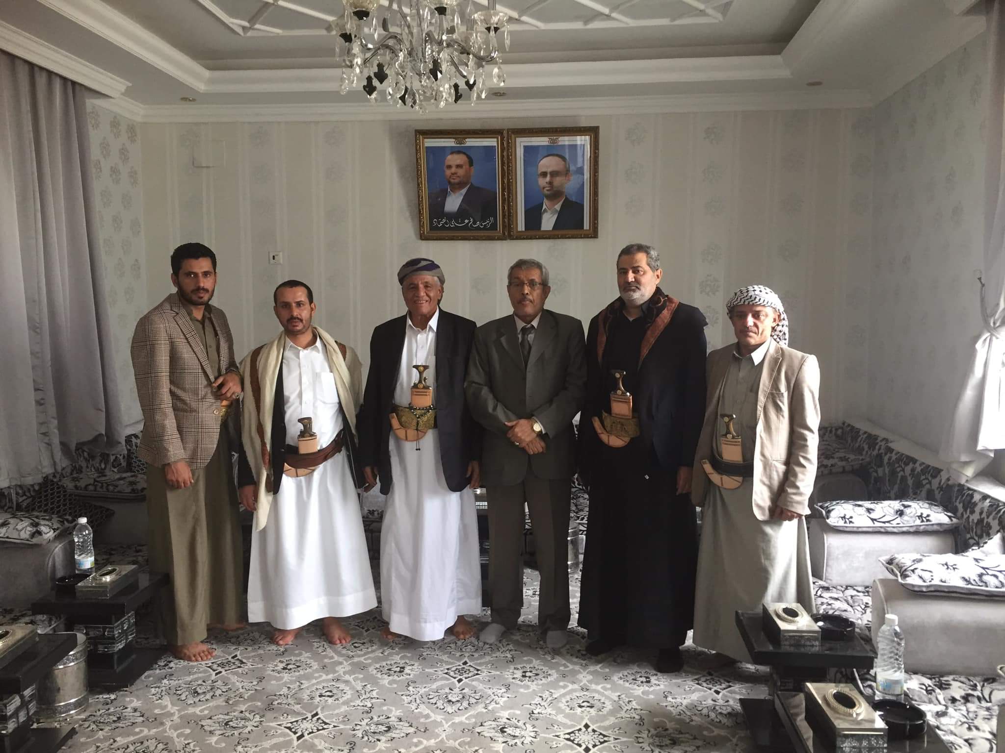 بتوجية من السيد عبدالملك الحوثي تم اليوم الافراج عن الشيخ ناصر محمد القردعي بحضور الشيخ حازب و مجيدع ( صور )