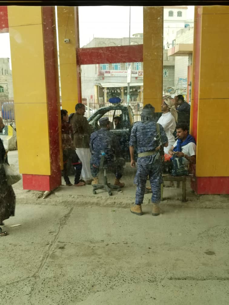 شاهد بالصور .. ازمة وطوابير طويله المدى وشركة النفط برفقة قوات امنية على كل المحطات لهذا السبب