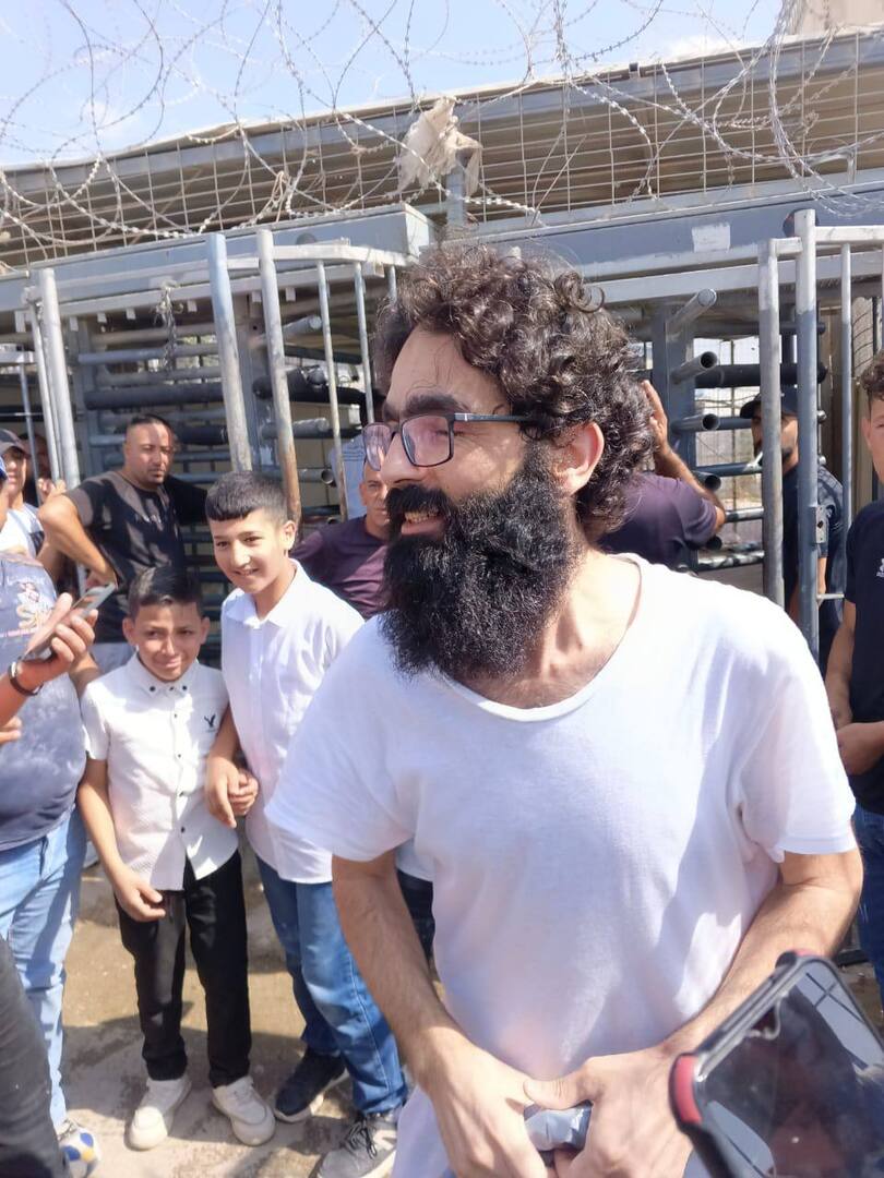 مراسلت RT .. الإسرائيلي أفرج اليوم الثلاثاء عن أسيرين من الضفة الغربية .. صور